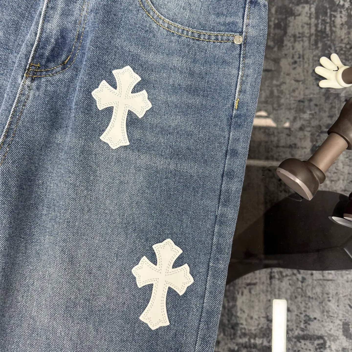 P230 Chrome Hearts CH/Chrome Hearts Classic Blue Pants White Cross Patched Leather Jeans. Original purchase and patterning. Really restores the ultimate texture of Vintage. Special Italian cowhide print and then cut. Customized sheepskin three-layer thick line leather. The whole body is spliced in heavy water washing process. Craftsmen hand-splash ink. You can see the details. Three-dimensional cutting version. Loose and comfortable. Not picky on the figure. Makes taller and slimmer. Seiko factory. Original quality control. Same style for men and women. Can be matched with couples. Versatile recommendation. Essential jeans for all seasons Color: blue Size: 28-36 (S-XXL)